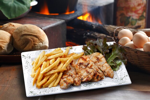 Filete de pollo con papas fritas