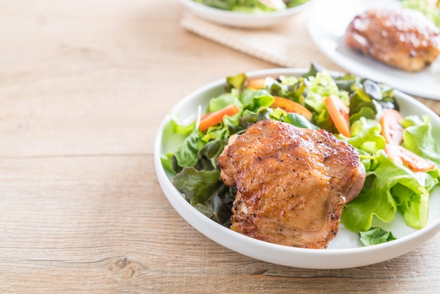 Filete De Pollo A La Parrilla Con Ensalada De Verduras