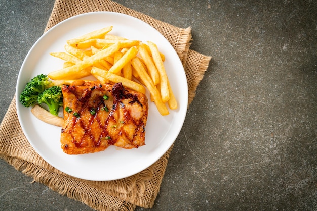 Filete de pollo a la parrilla con papas fritas o papas fritas