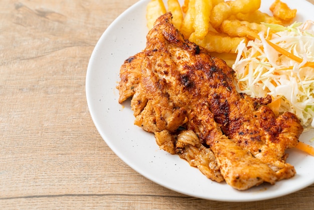 Filete de pollo a la parrilla picante a la parrilla con papas fritas