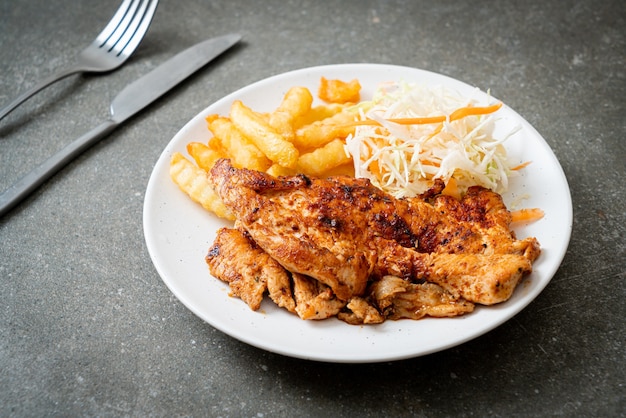 Filete de pollo a la parrilla picante a la parrilla con papas fritas