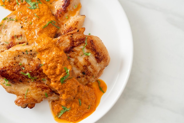 Filete de pollo a la parrilla con salsa de curry rojo - estilo de comida musulmana