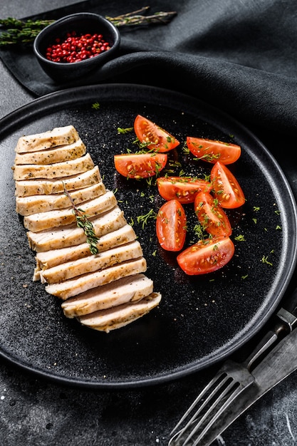 Filete de pollo a la plancha con ensalada fresca. Alimentos de dieta saludable