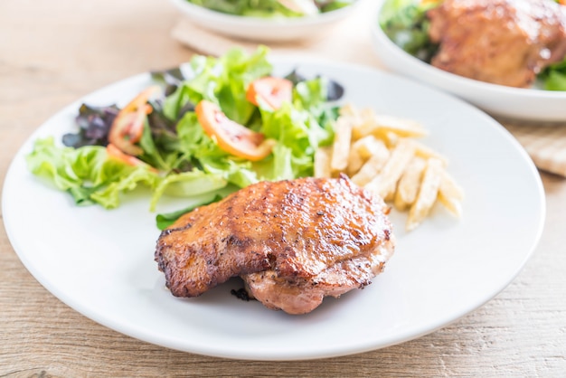 Filete de pollo a la plancha con papas fritas y ensalada de verduras