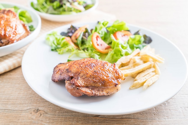 Filete de pollo a la plancha con papas fritas y ensalada de verduras