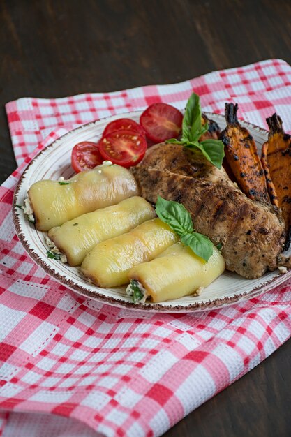 Filete de pollo a la plancha con verduras al horno.