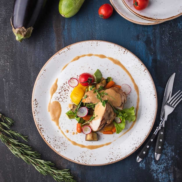 Filete de pollo a la plancha con verduras.