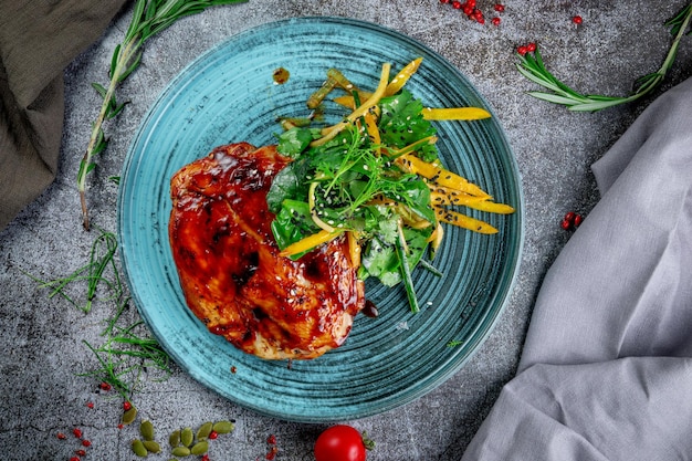 Filete de pollo en rica salsa con verduras ajonjolí y hierbas