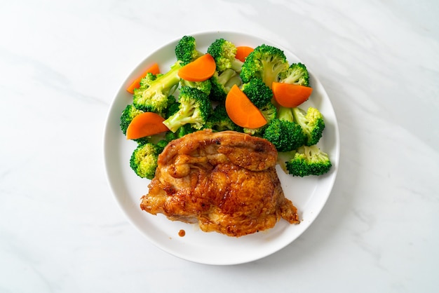 Filete de pollo teriyaki con brócoli y zanahoria