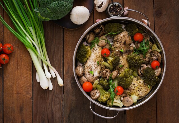 Filete de pollo con verduras al vapor. Menú dietético. Nutrición apropiada.