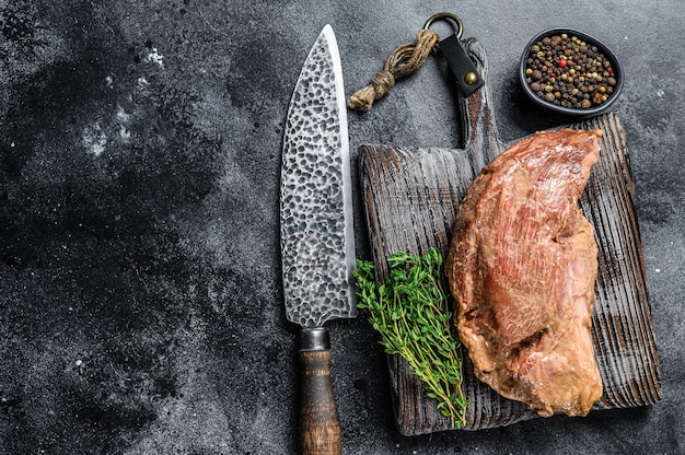 Filete de res cruda marinado en mostaza de tres puntas para barbacoa