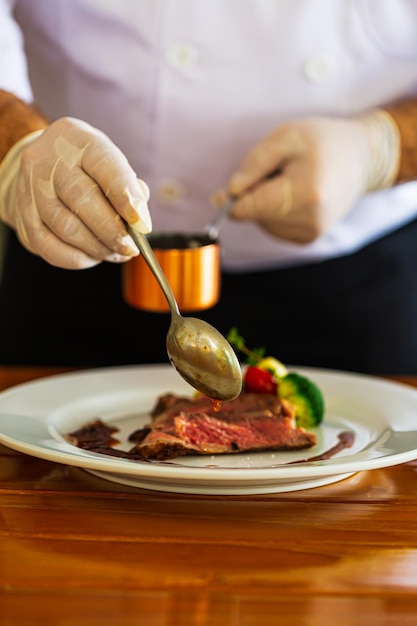 Filete de res y manos humanas, asegúrate de tenerlos listos en el restaurante.