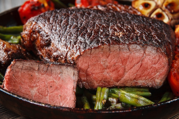 Filete de res de mármol en una sartén de hierro fundido