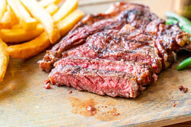 filete de res medio raro con vegetales y papas fritas