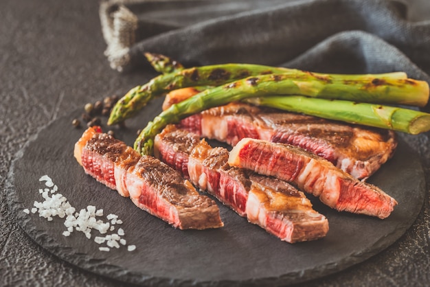 Filete de res a la parrilla con espárragos