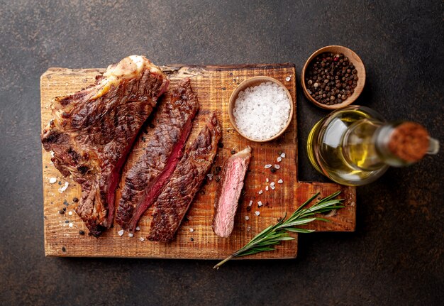 filete de res a la parrilla con especias en una piedra