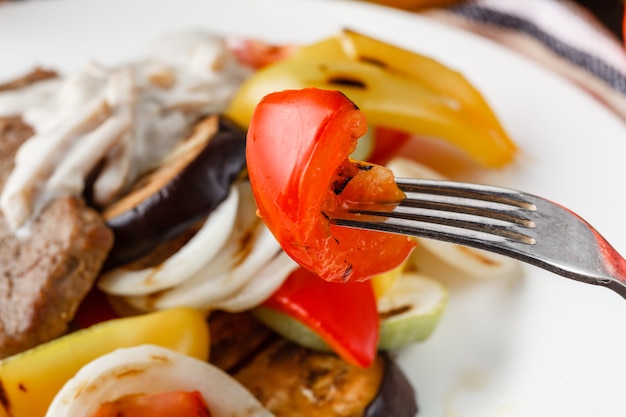 Filete de res a la parrilla y verduras al horno