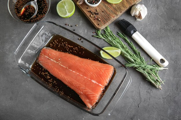 Filete de salmón con adobo de mostaza de soja en un plato para hornear en la mesa