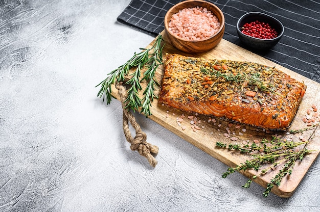 Filete de salmón ahumado caliente sobre una tabla para cortar