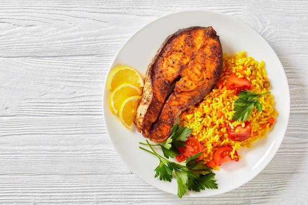 Filete de salmón al horno con arroz amarillo