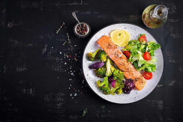 Filete de salmón al horno con brócoli, cebolla roja y limón Vista superior