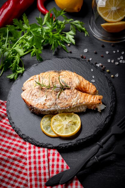 Filete de salmón al horno con rodajas de limón