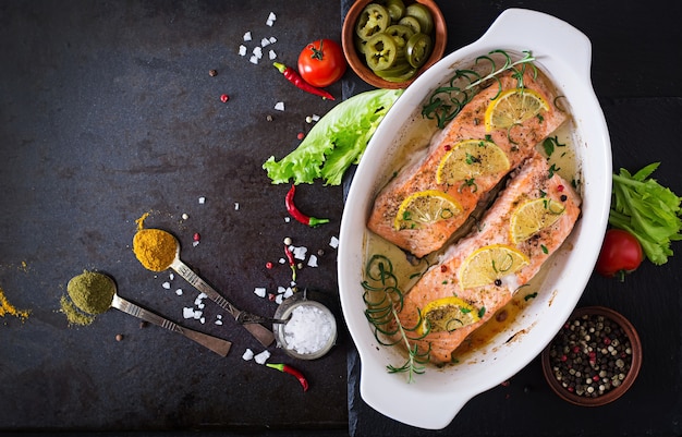 Filete de salmón al horno con romero, limón y miel