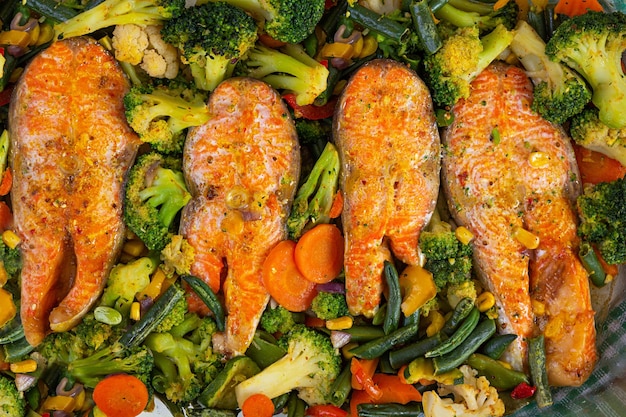 Filete de salmón al horno con vegetales verdes Filete de pescado con hierbas y vegetales