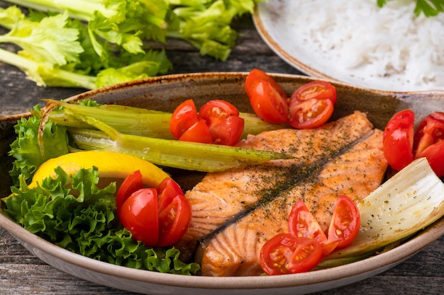 Filete de salmón al horno con verduras. Concepto de comida sana.