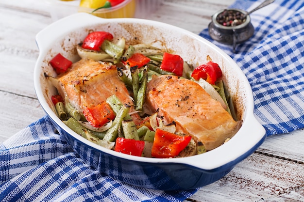 Filete de salmón al horno con verduras y hierbas.