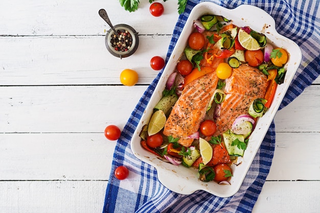 Filete de salmón al horno con verduras.