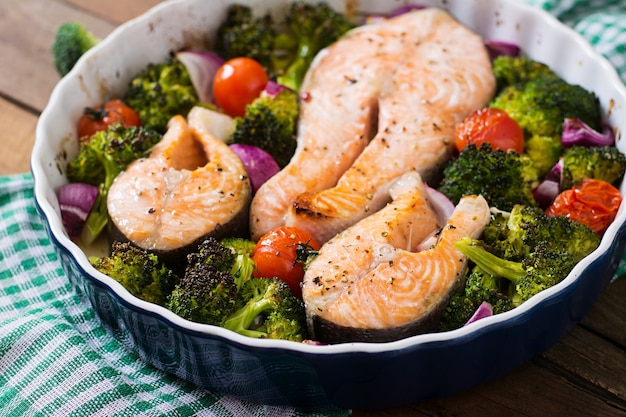 Filete de salmón al horno con verduras