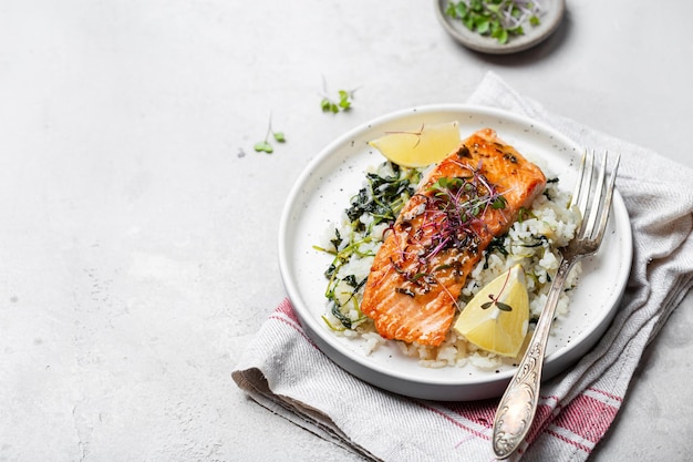 Filete de salmón con arroz al limón y espinacas