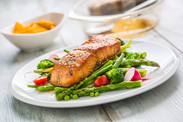 Filete de salmón asado con asparagos, brócoli, zanahoria, tomates, rábano, judías verdes y guisantes