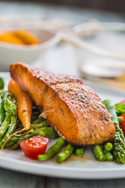 Filete de salmón asado con asparagos, brócoli, zanahoria, tomates, rábano, judías verdes y guisantes