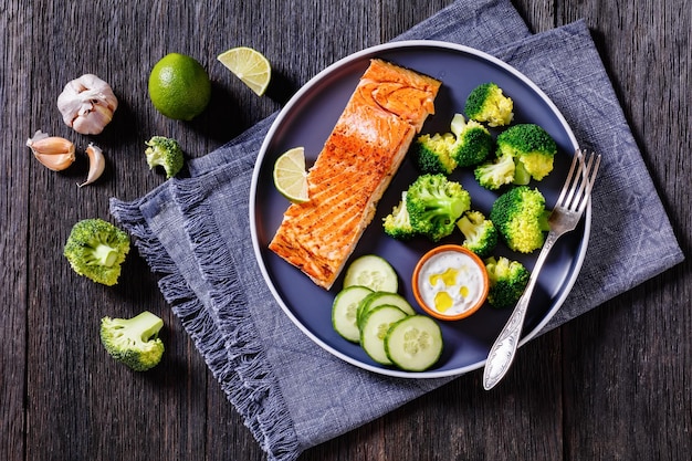 Filete de salmón asado con brócoli hervido y salsa