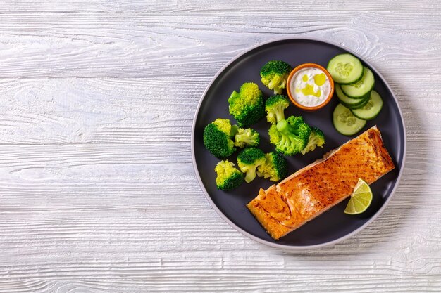 Filete de salmón asado con brócoli hervido y salsa