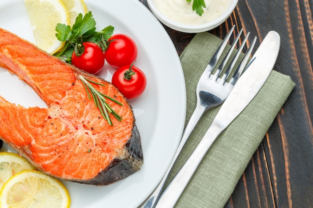 Foto filete de salmón asado crujiente