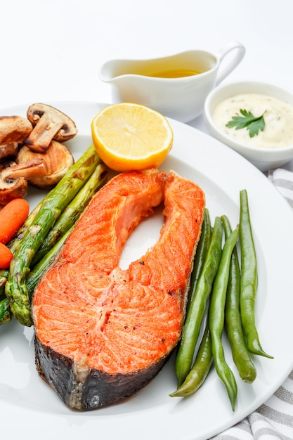 Filete de salmón asado crujiente