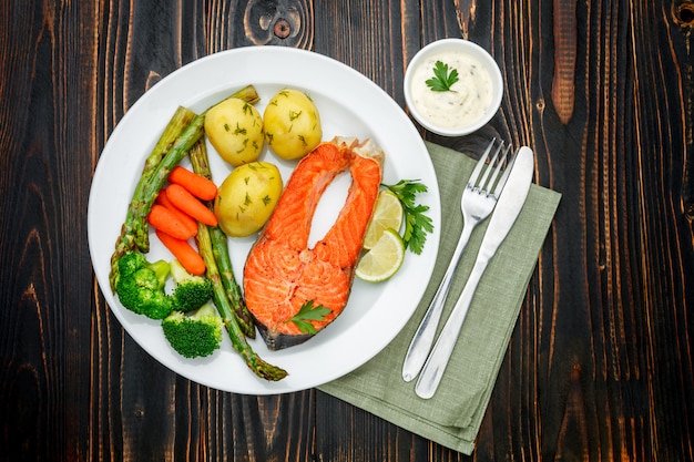 Filete de salmón asado crujiente