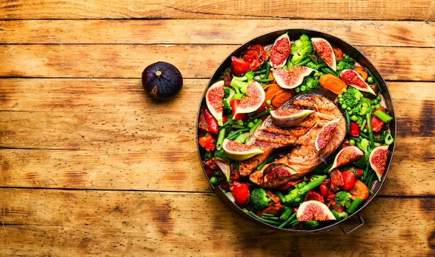 Filete de salmón asado con higos Trucha al horno con guarnición