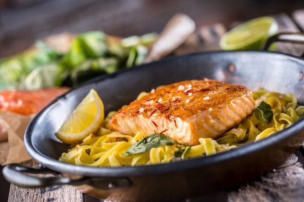 Filete de salmón asado con tagliatelle de pasta al limón y albahaca.