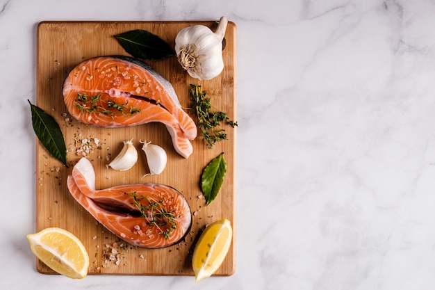 Filete de salmón del Atlántico con ingredientes