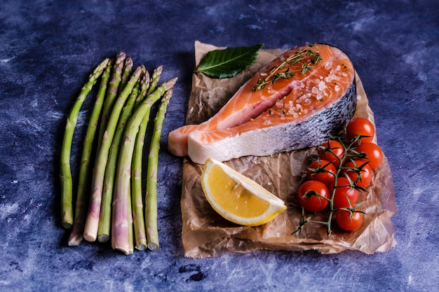 Filete de salmón del Atlántico con ingredientes