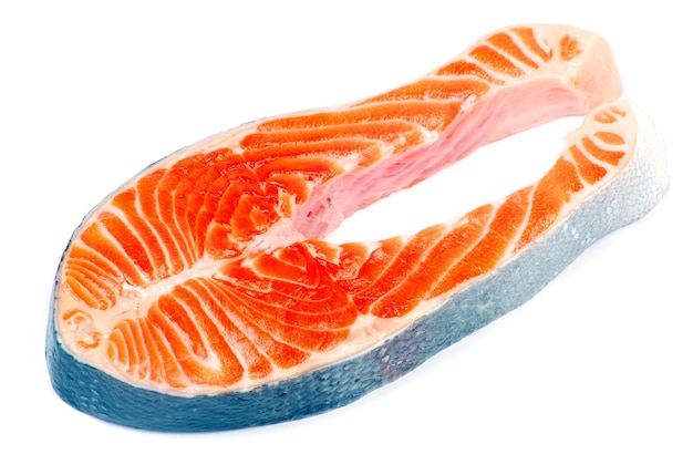 Filete de salmón crudo aislado en blanco