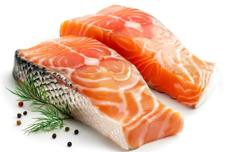 Filete de salmón crudo aislado sobre fondo blanco en toda la profundidad de campo