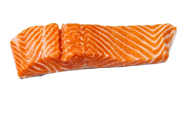 Filete de salmón crudo aislado sobre fondo blanco.