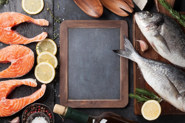 Filete de salmón crudo y dorado