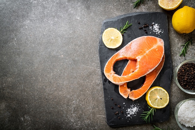 Filete de salmón crudo fresco con ingrediente a bordo