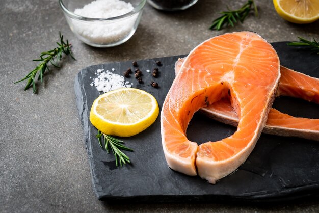 Filete de salmón crudo fresco con ingrediente a bordo